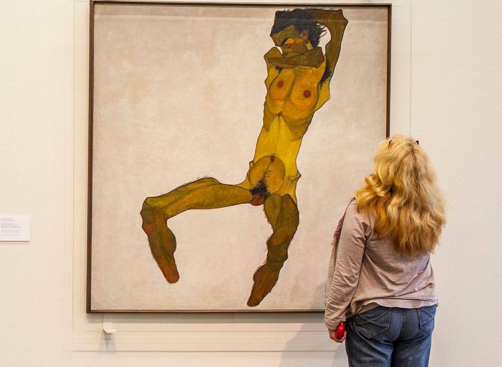 „Sitzender Männerakt“ von Egon Schiele. Das weltberühmte Bild ist im Museum Leopold zu sehen. Und auf der Erotik-Plattform.