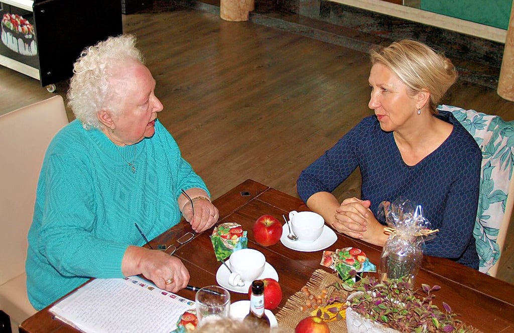 Gruppenchefin Ruth Teuber (Links), einst in Schlesien geboren, im Gespräch mit der Ortsbürgermeisterin Bogumila Jacksch.