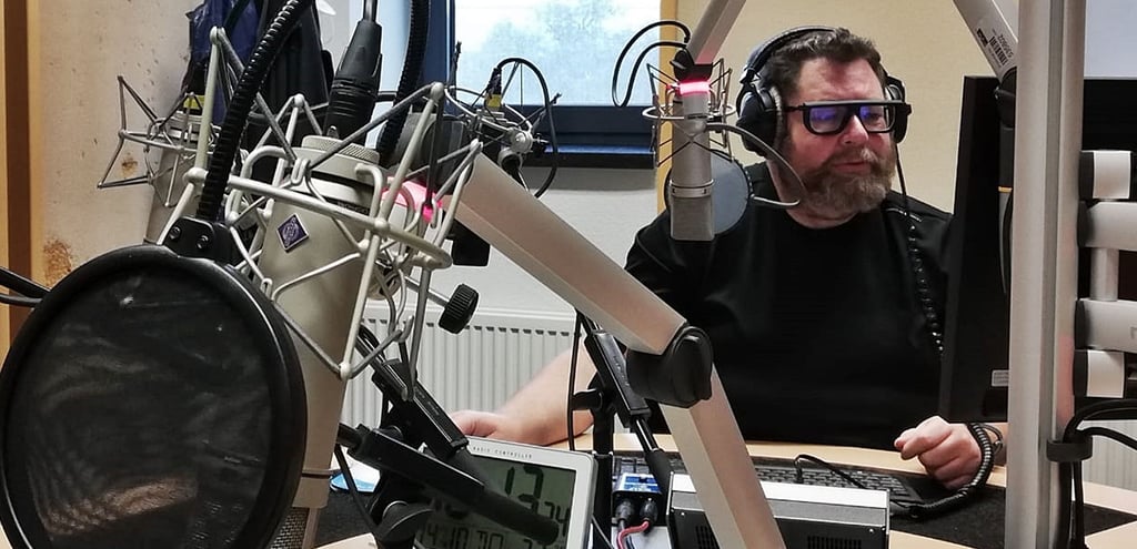 Bei der Arbeit: Der renommierte Musikjournalist Claus Fischer aus Leipzig wird am 6. November mit dem Fasch-Preis 2021 der Stadt Zerbst geehrt.