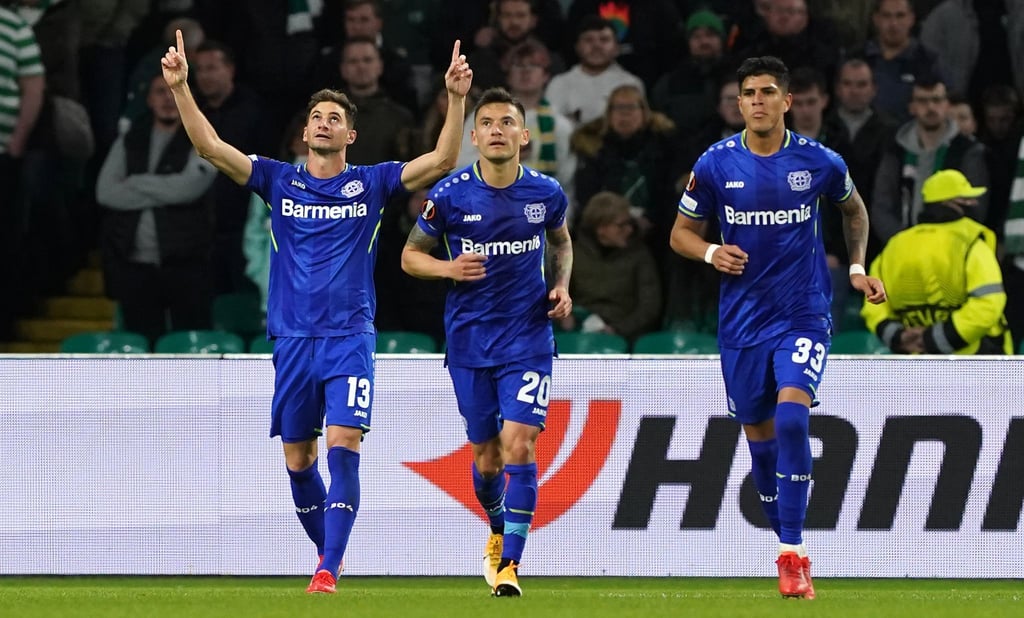 Bayer Leverkusens Lucas Alario (l) feiert den dritten Treffer seiner Mannschaft.