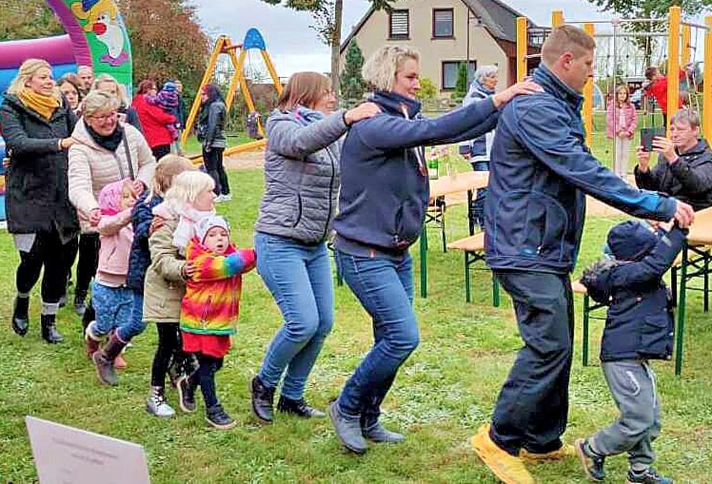 Mit einer Polonaise unter freiem Himmel über den Spielplatz. Die Freude der Kinder steckte auch die Eltern an.