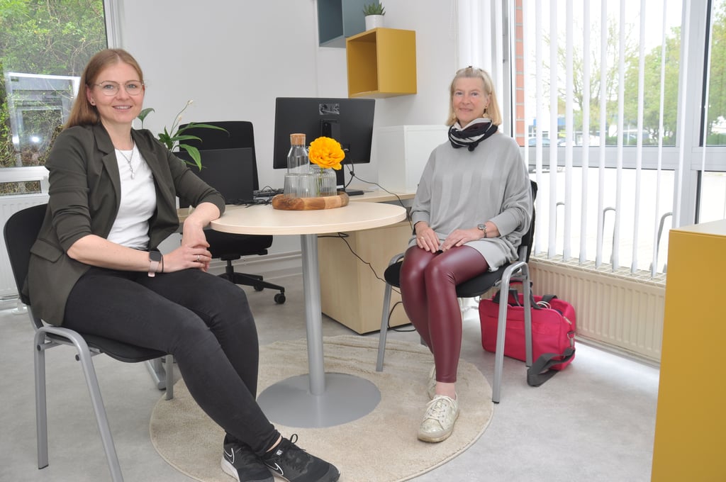 Aileen Hilbring (links) und Osterburgs ehrenamtliche Seniorenbeauftragte Margarete Grotjahn-Timm im Quartiersbüo im Osterburger Altneubaugebiet. Hilbring arbeitet eng mit Grotjahn-Timme zusammen.