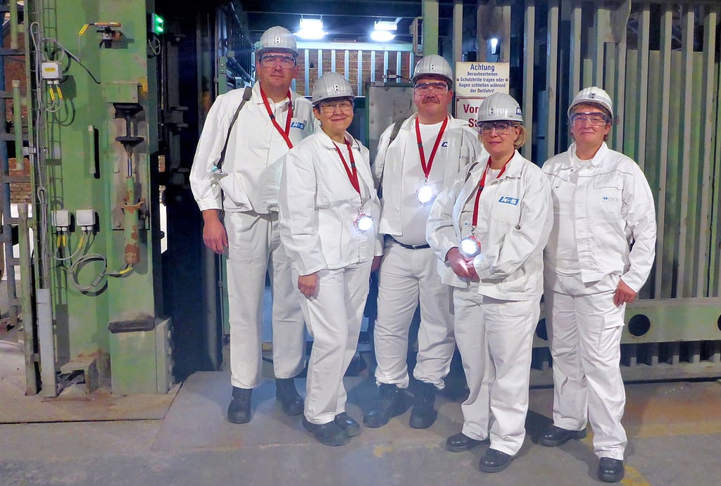 Volker Ebeling (von links) und Dagmar Weinhold (Gewinnerin), Dirk Spillner und Antje Spilner (zweite Gewinnerin) und Werkleiterin Dorothee Telaar vor der Einfahrt unter Tage.