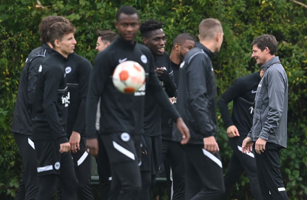 Cheftrainer Oliver Glasner (r) leitet das Abschlusstraining von Eintracht Frankfurt vor dem Spiel gegen Olympiakos Piräus.