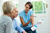 Patientenkoordinatoren der IKK gesund plus stehen den Patienten auch für persönliche Gespräche zu Hause zur Verfügung.