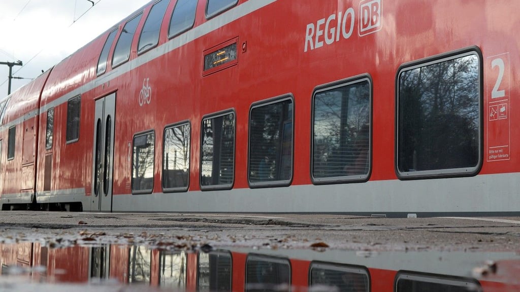 In Thüringen, Sachsen und Sachsen-Anhalt war zwischenzeitlich der Bahnverkehr durch den Sturm beeinträchtigt.