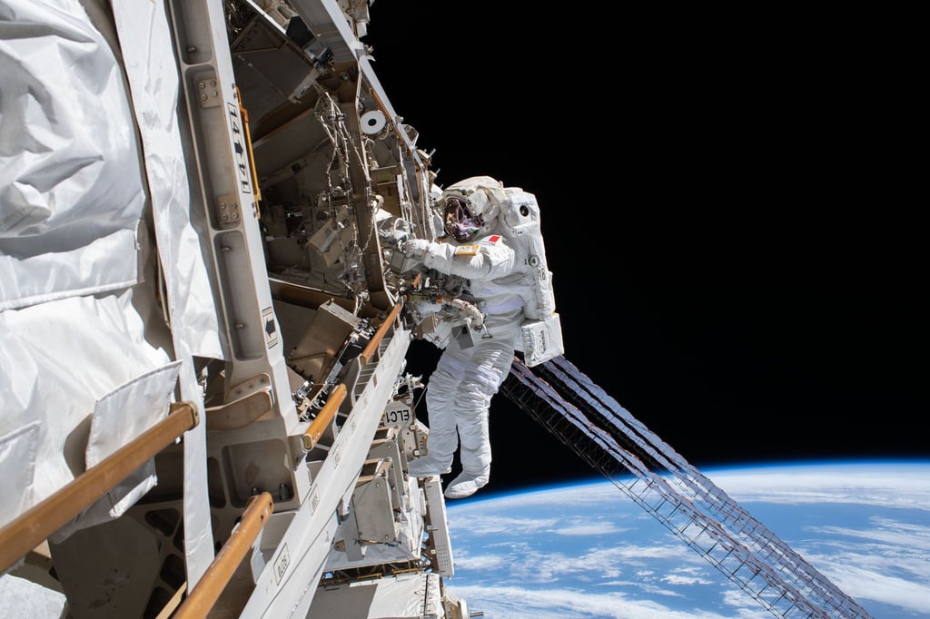 Ein Astronaut Luca Parmitano angebunden an der Internationalen Raumstation, während er Reparaturen vornummt.