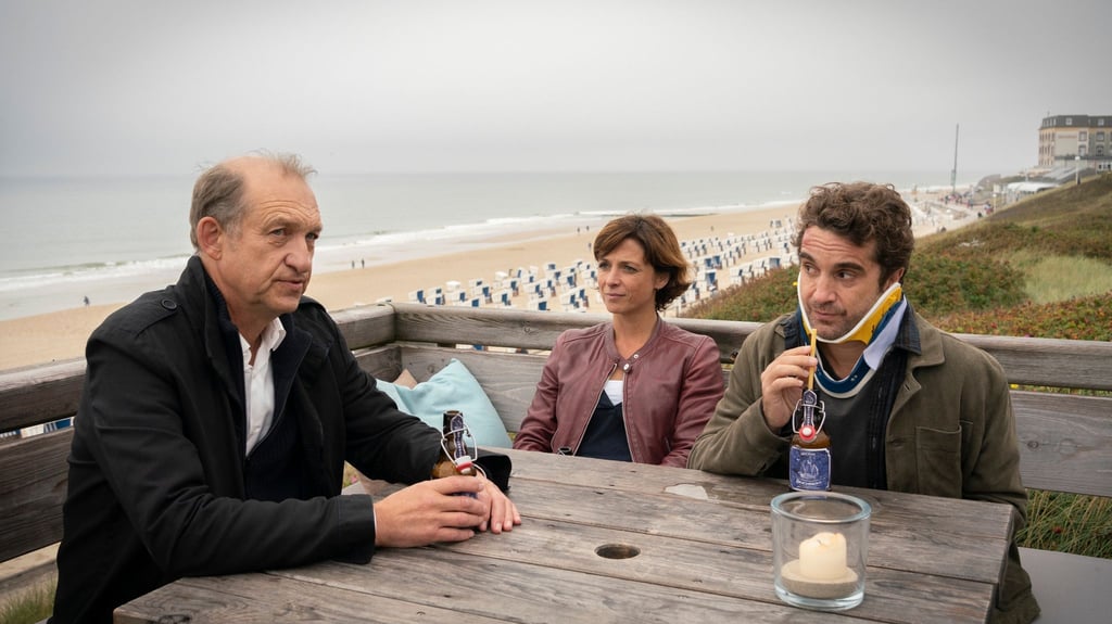 Feierabendbier im Strandrestaurant für Carl Sievers (Peter Heinrich Brix, l), Ina Behrendsen (Julia Brendler) und Hinnerk Feldmann (Oliver Wnuk).