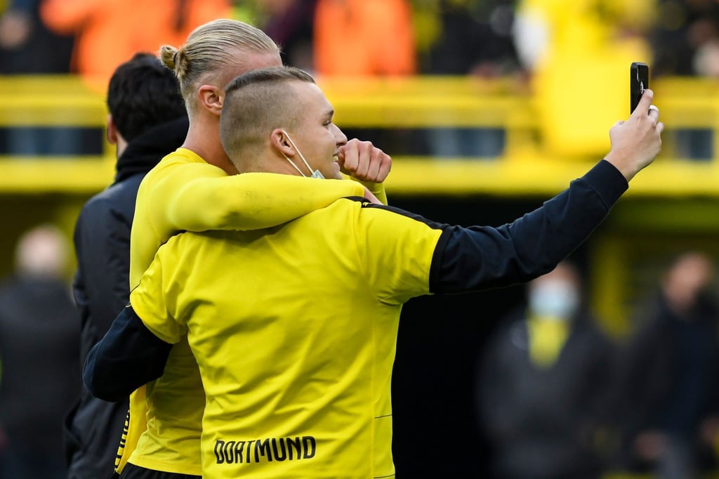 Erst Matchwinner, dann mit Fannähe: Dortmunds Stürmer Erling Haaland macht nach dem Sieg gegen Mainz ein Selfie mit einem Fan.