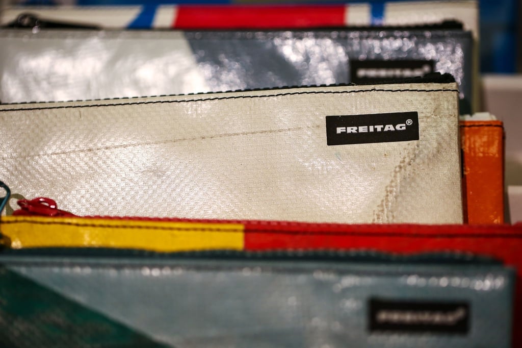 Geldbeutel der Schweizer Firma „Freitag“: Die Taschen und Accessoires werden aus gebrauchten Materialien wie Lkw-Planen herstellt.