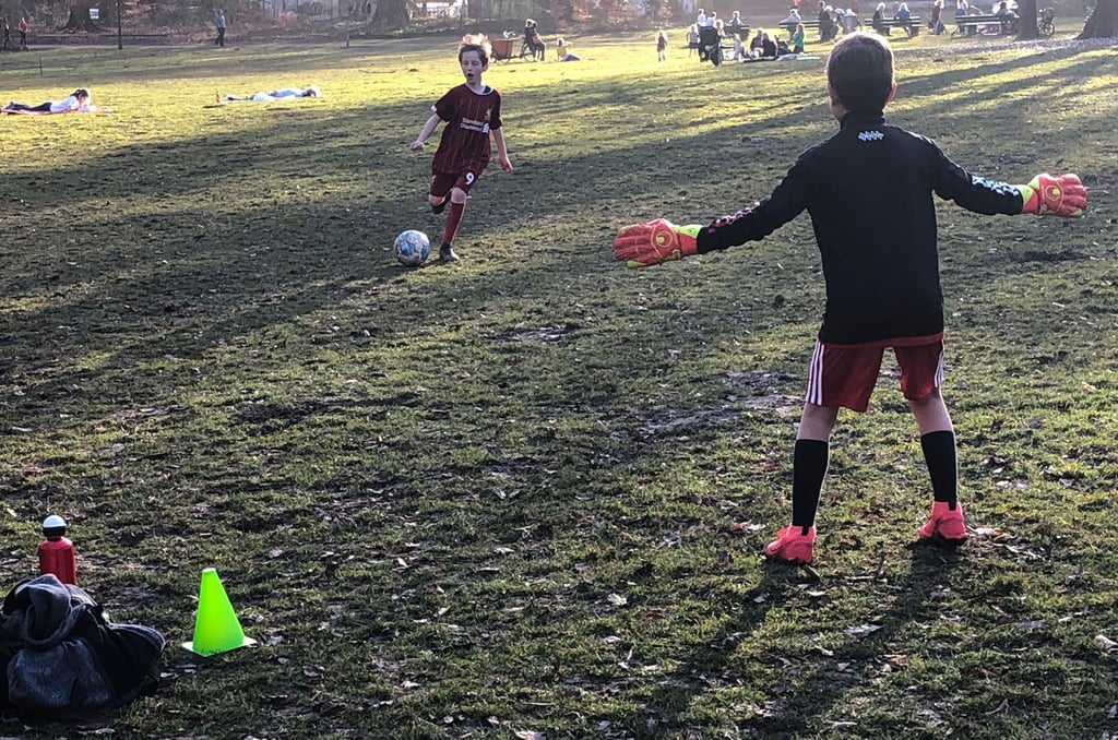 Kinder spielen Fußball