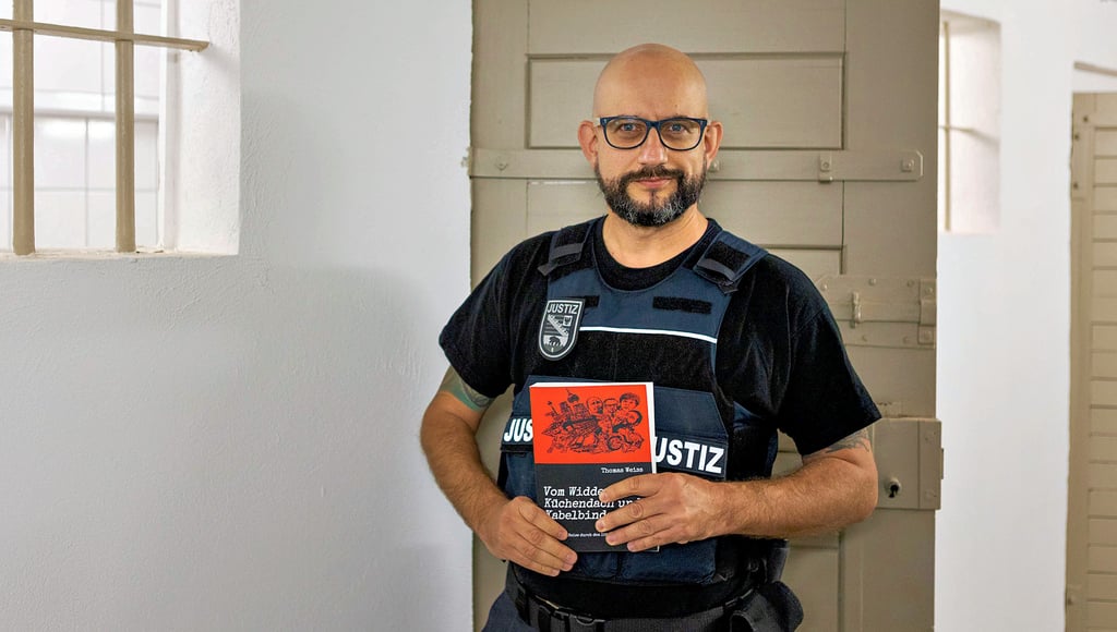 Thomas Weiss ist Justiz-Vollzugsbeamter und hat ein Buch über Begebenheiten und seine persönlichen Erfahrungen in dieser Branche geschrieben.