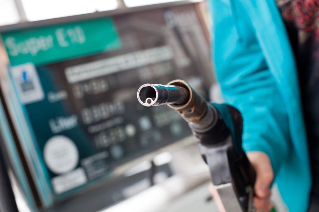 An der Tankstelle müssen Autofahrerinnen und Autofahrer derzeit deutlich tiefer in die Tasche greifen als noch vor wenigen Wochen.