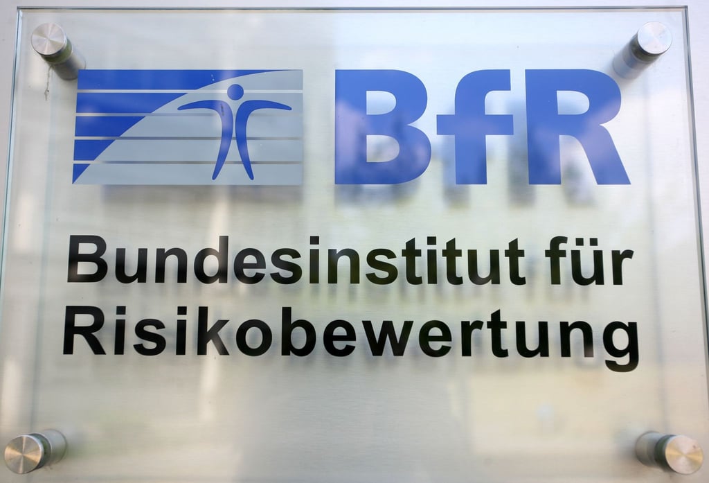 Das Bundesinstitut für Risikobewertung warnt vor Lakritze mit einem hohen Salmiak-Anteil. Das Salz könne unter anderem zu einer Übersäuerung des Blutes führen.