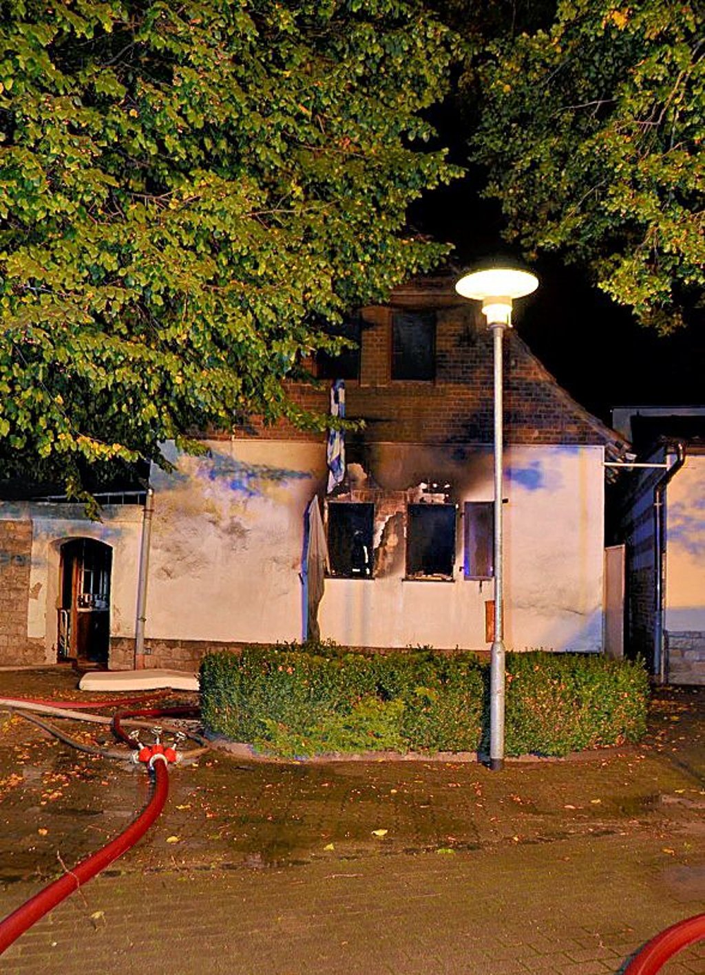 Flammen schlugen aus den Fenstern.