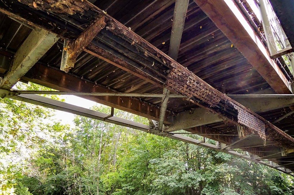 Deutlich zu sehen: die Schäden an der Kabeltrasse, die unter der Vossbrücke entlangführt.