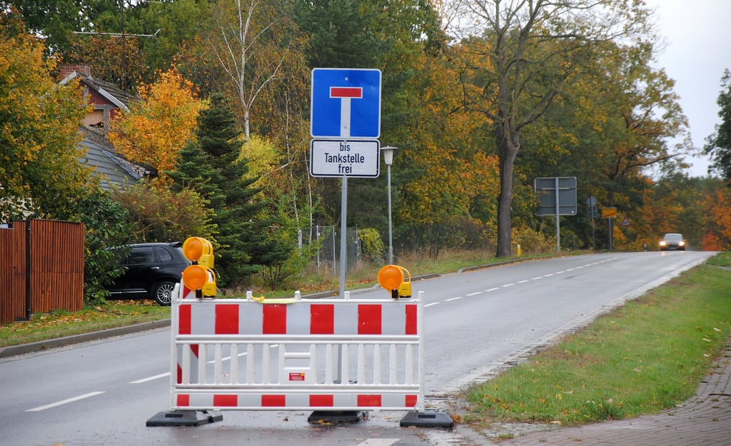 An der Cheinitzer Kreuzung nach Apenburg wird der dritte Bauabschnitt in Winterfeld schon seit Tagen per Schild angekündigt. Bis zur Tankstelle ist die Zufahrt ab Dienstag frei.