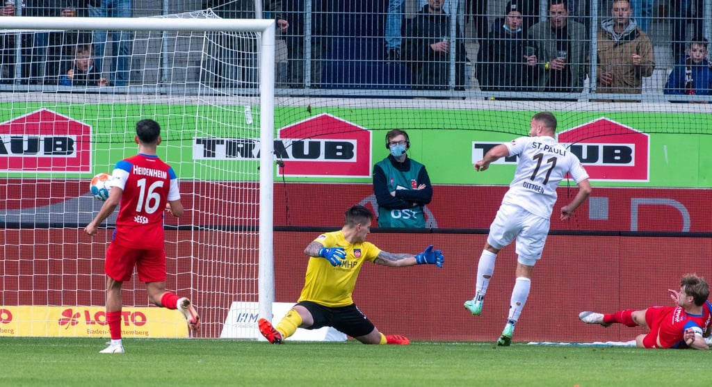 St. Paulis Maximilian Dittgen (2.v.r) erzielt das Tor zur Hamburger 2:1-Führung beim 1. FC Heidenheim.