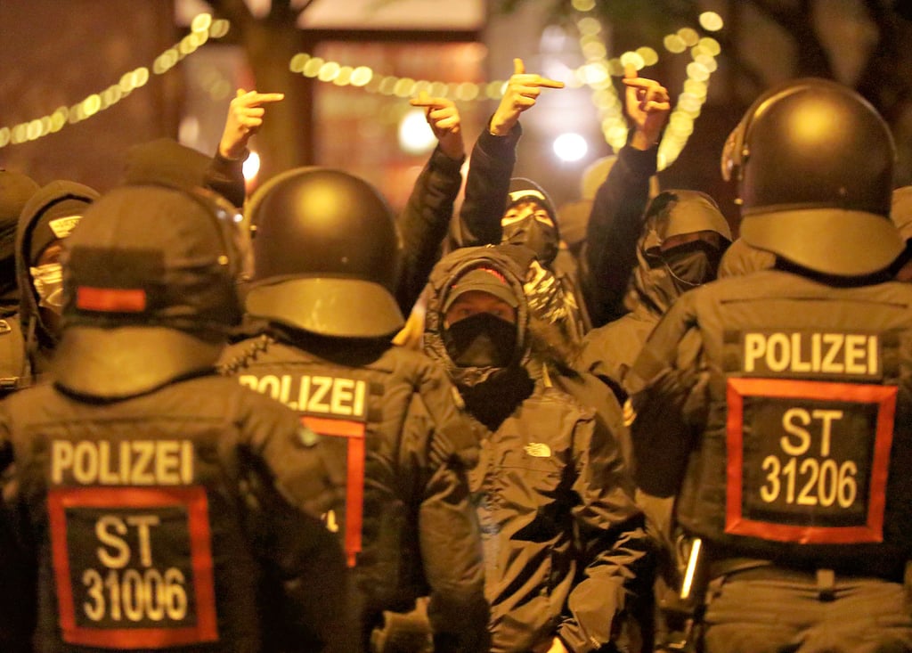 Die beiden Versammlungen wurden von einer Polizeikette voneinander abgeschirmt.