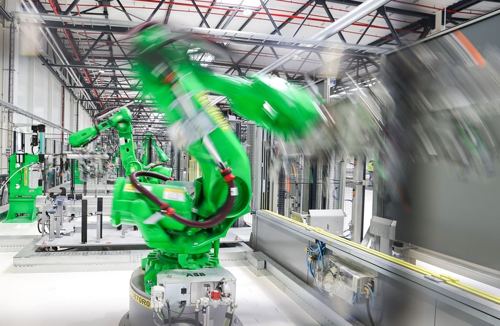 Roboter arbeiten in einem Presswerk.