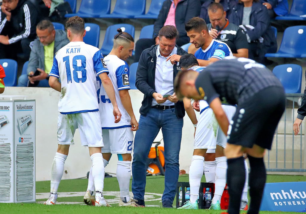 Weil Baris Atik (2. v. l.) dem 1. FC Magdeburg nach seiner fünften Gelbe Karte fehlt, muss sich Cheftrainer Christian Titz eine Lösung überlegen. Kai Brünker (r.) und Florian Kath (l.) sind Teil dieser Überlegungen.