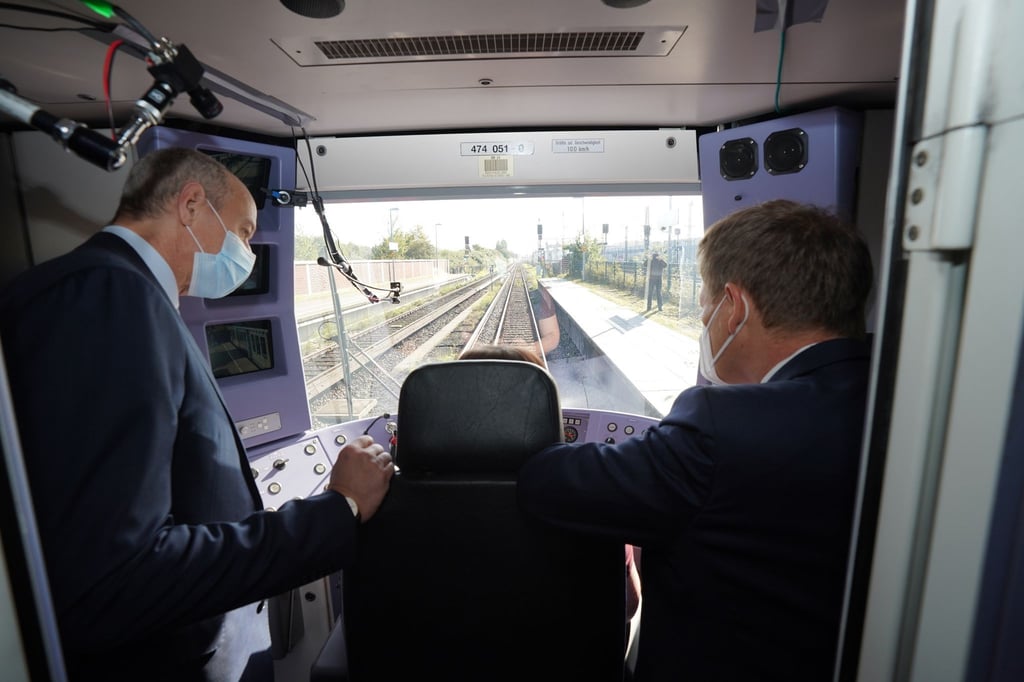 Erstmals startete in Hamburg eine vollautomatisch fahrende, digital gesteuerte S-Bahn.