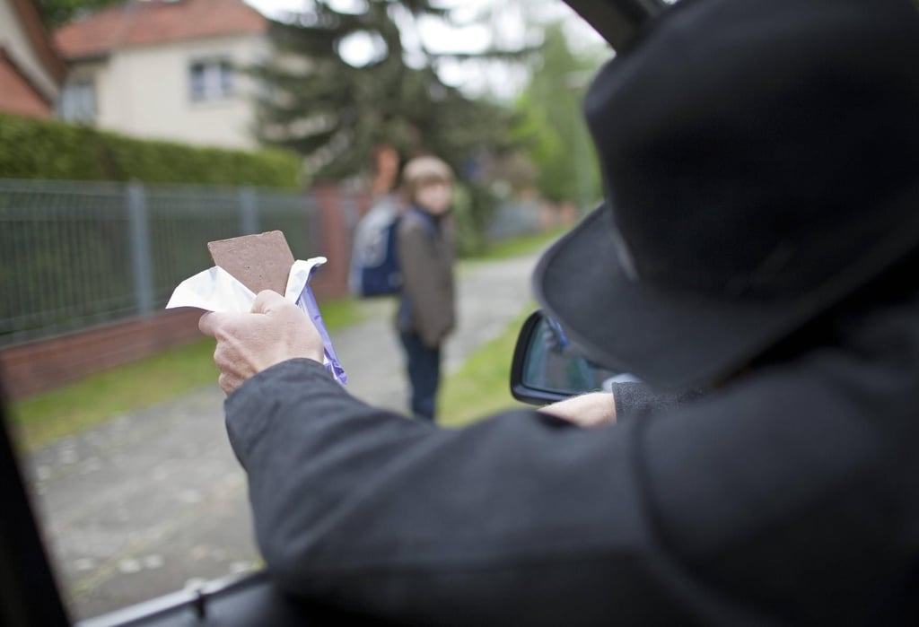 Ein Unbekannter soll Kinder in Thüringen locken, in sein Auto zu steifen. (Symboldbild)