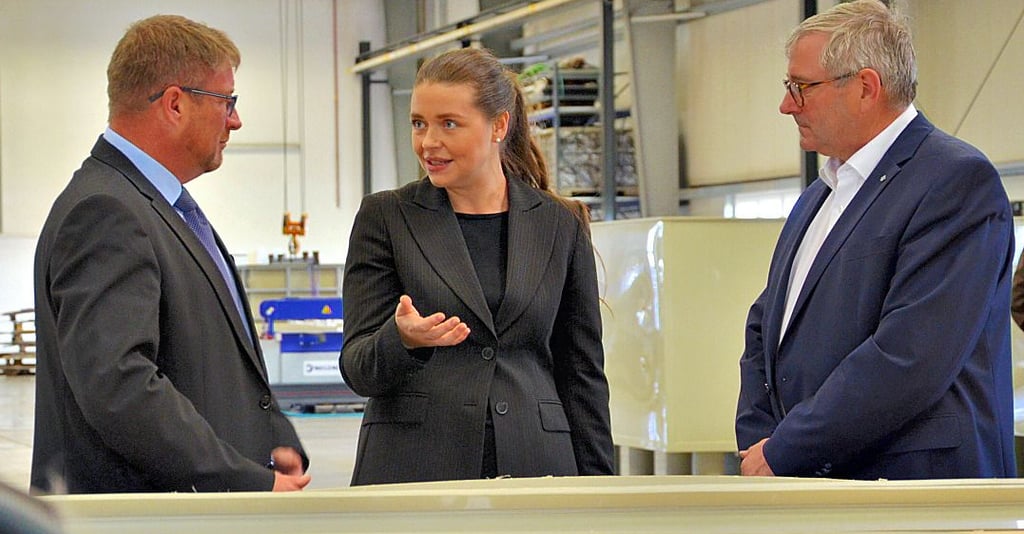 GMC-Geschäftsführerin Margarita Österberg im Gespräch mit Staatssekretär Jürgen Ude (rechts) und Schönebecks Oberbürgermeister Bert Knoblauch.