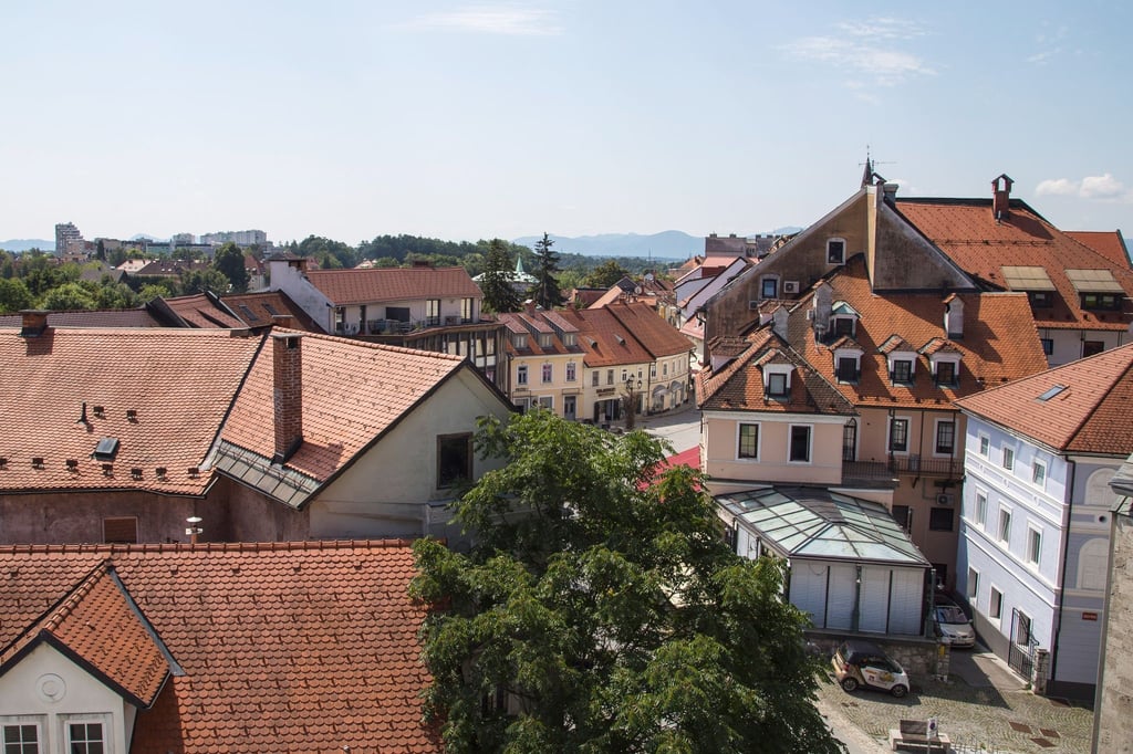 Von der Dachterrasse der Stara Posta (Alte Post) bietet sich ein schöner Blick über die Stadt Kranj.