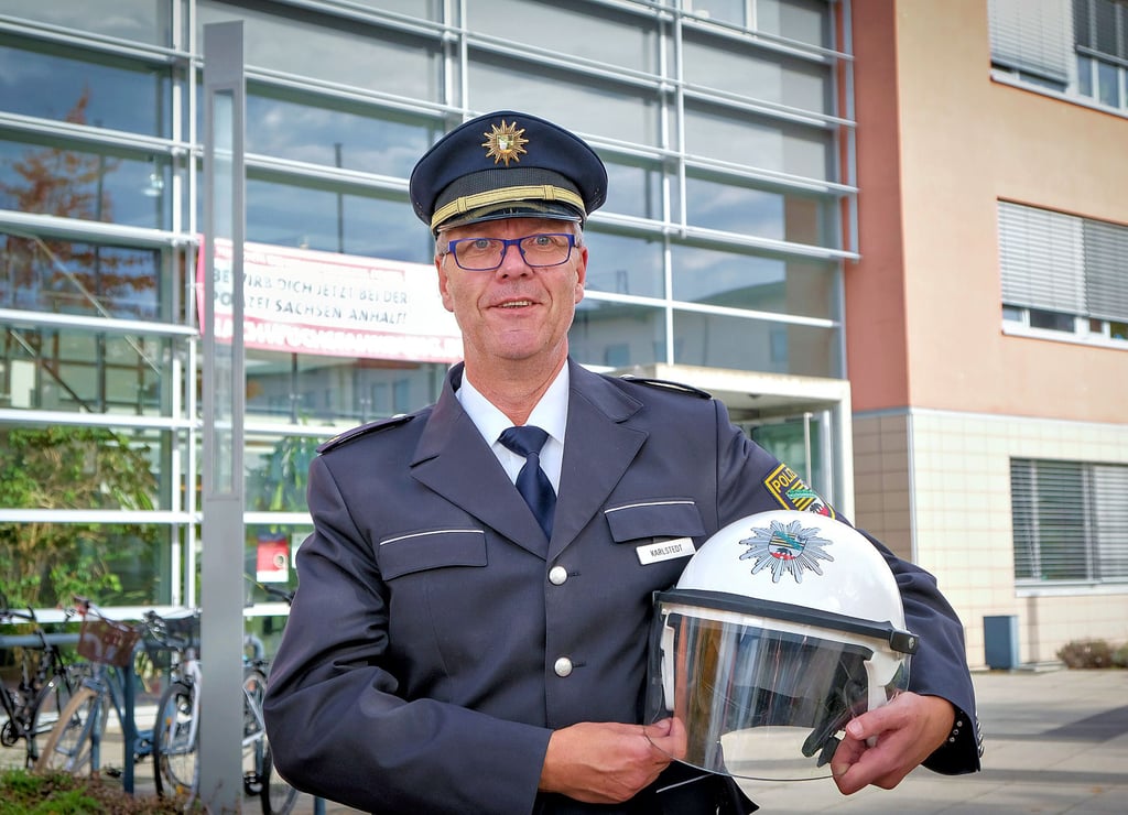 Polizeisprecher Ralf Karlstedt, hier mit dem Einsatzhelm aus seiner Zeit als Leiter des Reviereinsatzdienstes, zieht die Uniform für immer aus.