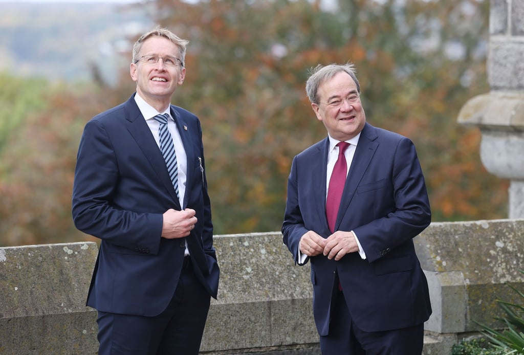 Armin Laschet (r, CDU), Ministerpräsident von Nordrhein-Westfalen, begrüßt auf Schloss Drachenburg seinen Amtskollegen aus Schleswig-Holsterin, Daniel Günther (CDU).