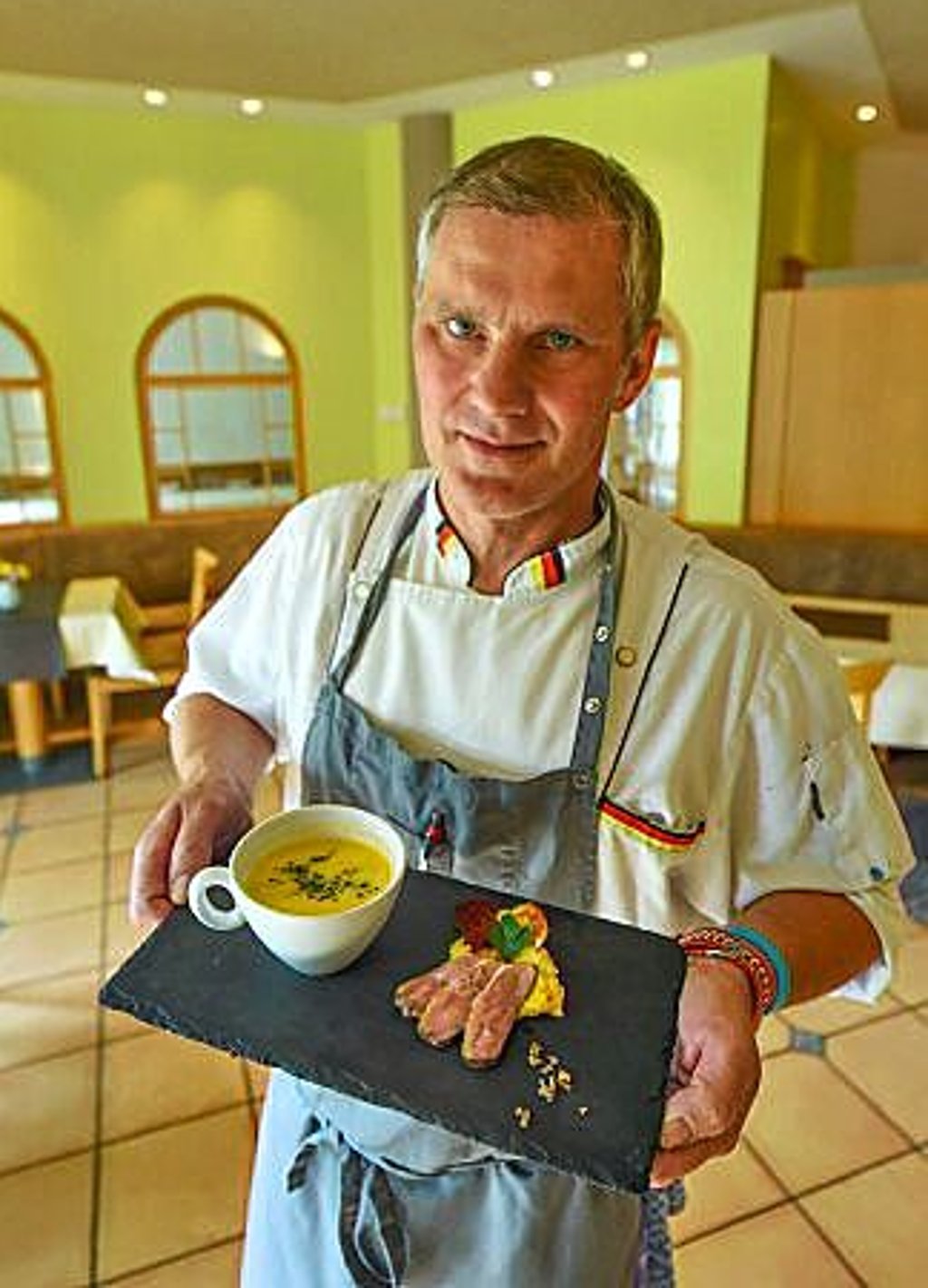 Steffen Warias aus Braunsbedra mit seiner Kürbissuppe Foto: Katrin Sieler