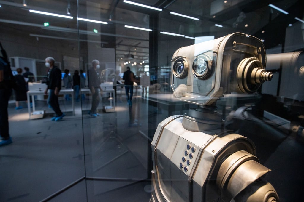 Der Film-Roboter Robbi von 2016 steht in einer Vitrine im neuen Zukunftsmuseum in Nürnberg.