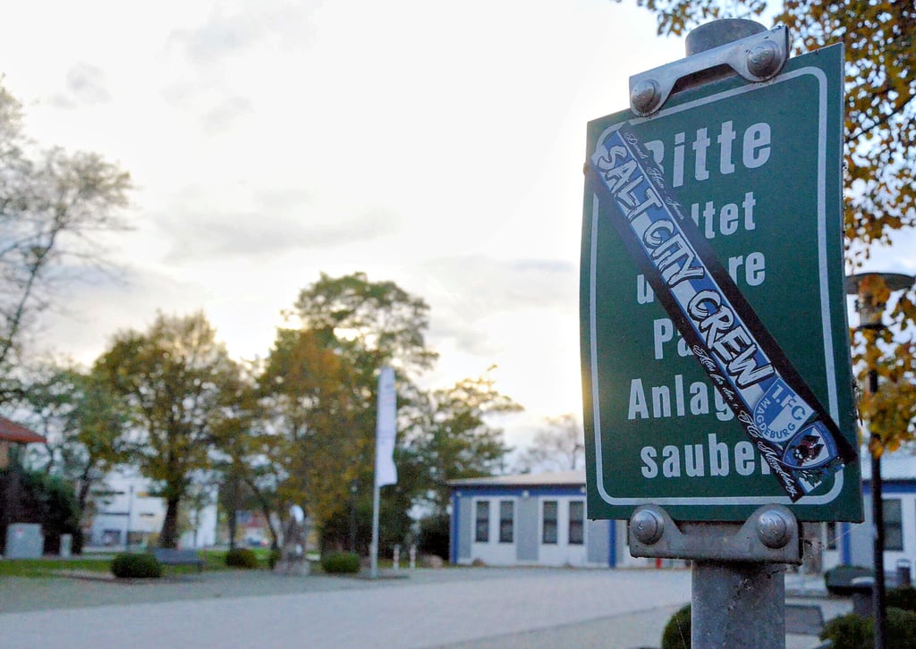 „Bitte haltet unsere Park Anlagen sauber“, steht auf einem Schild am Sperlingsberg in Staßfurt. Immer wieder halten sich Jugendliche am Sperlingsberg nicht an diese Ansage.