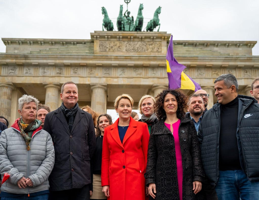 Spitzenpolitiker der Berliner SPD, Grünen und Linkspartei vor dem Brandenburger Tor.