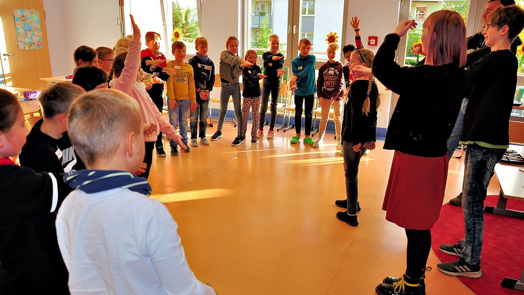 Mitmachen lautet die Devise bei dem Projekt „Willkommen im Wir“ in der Bilinguale Schule Stendal. Hier „verwandeln“ die Schüler gerade eine von sich mit der „Krokodilklappe“.