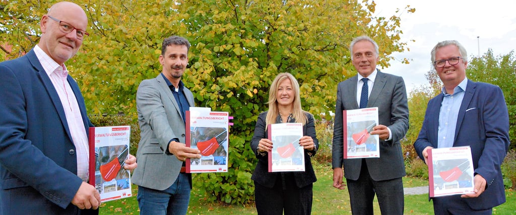 Den Verwaltungsbericht 2020 der Stadt Wernigerode präsentieren (von links) Stadtwerke-Chef Steffen Meinecke, Bürgerpark- und Tourismus-GmbH-Geschäftsführer Andreas Meling, GSW-Chefin Sandra Lewerenz, Oberbürgermeister Peter Gaffert und Christian Zeigermann, Geschäftsführer der Gebäude- und Wohnungsbausgesellschaft.