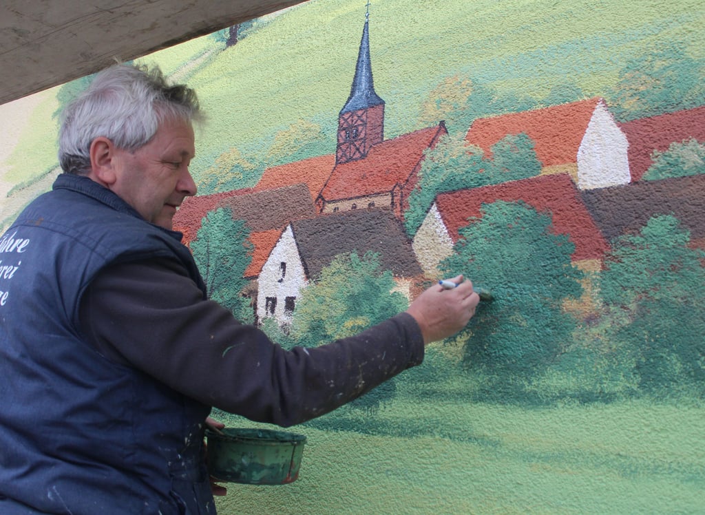 Der Kunstmaler Steffen Rogge gestaltet das Zernitzer Bürgerhaus.
