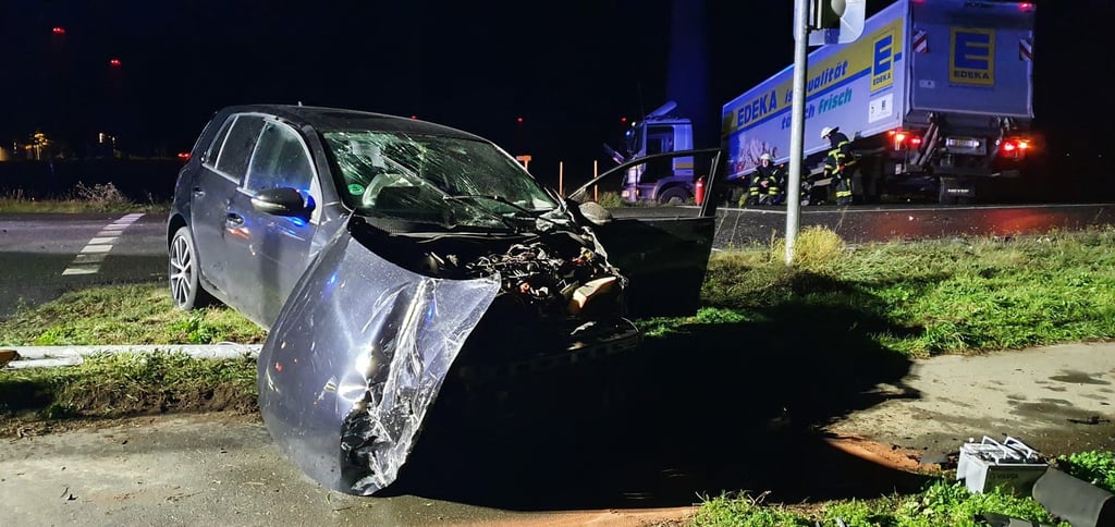Ein Lkw und ein Pkw sind an der Kreuzung B 184, Abzweig Raguhn, kolidiert