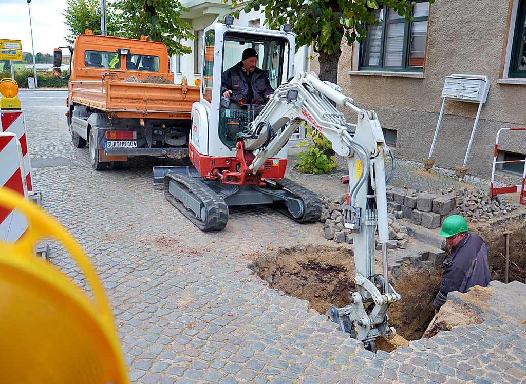 Der WAZV Bode-Wipper lässt in der Charlottenstraße die Trinkwasserleitung und 27 Hausanschlüsse erneuern. Karl-Heinz Schüle und Mario Fritsche von der Tiefbaufirma sind froh, dass derweil (so gut wie) kein Verkehr auf der Straße liegt.