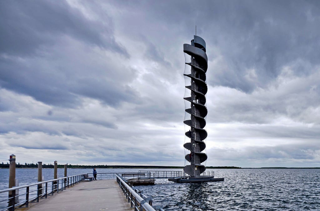 Der Pegelturm im Goitzschesee ist Wahrzeichen der Region. Für seine Unterhaltung ist der Zweckverband Goitzsche zuständig.