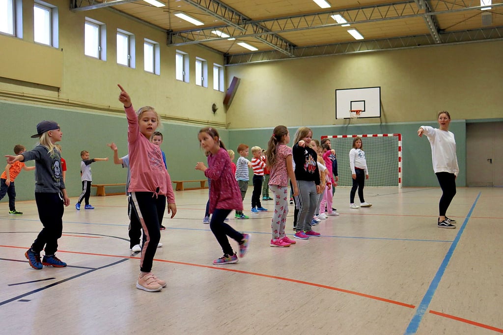 Tanzprojekt in der Grundschule Schlanstedt - so ganz synchron ist es zwar noch nicht, aber das wird schon noch. Am heutigen Freitag ist das Ergebnis ab 15 Uhr in der Turnhalle zu sehen.