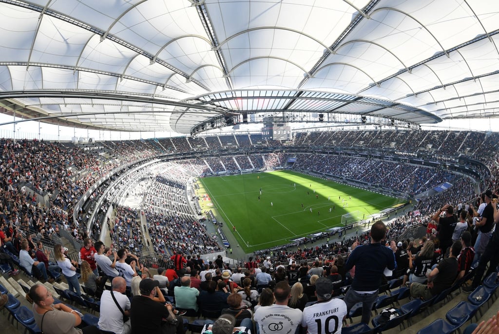 Eintracht Frankfurt darf das Stadion wieder komplett füllen.