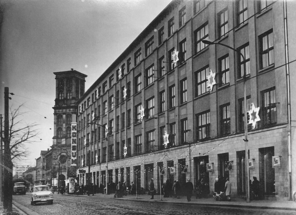 Nach dem Krieg eröffnete 1951 in der heutigen Franzstraße das Kaufhaus wieder als Konsument-Kauhaus.