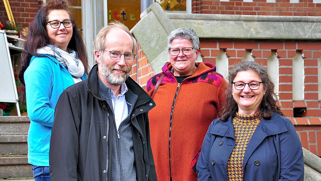 Die Organisatoren Susanne Kanemeier (von links) und Ulrich Paulsen stehen mit den Trauerbegleiterinnen Dorothee Oesemann und Martina Wedde vor dem Jugendfreizeitzentrum in Stendal.