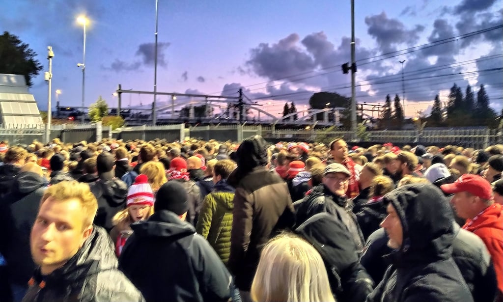 Auch nach Spielende wurden viele Fans von Union Berlin von der Polizei am Stadion in Rotterdam eingekesselt.