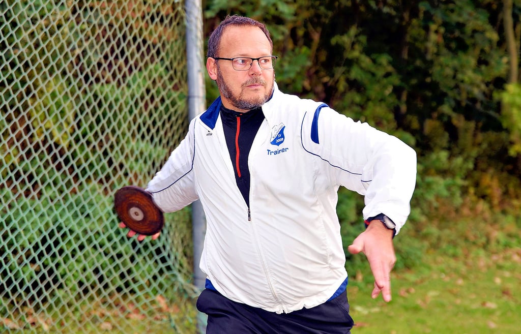 Mario Barabas ist Trainer und Abteilungsleiter Leichtathletik beim Köthener SV. Hier zeigt er die Disziplin Diskuswerfen.