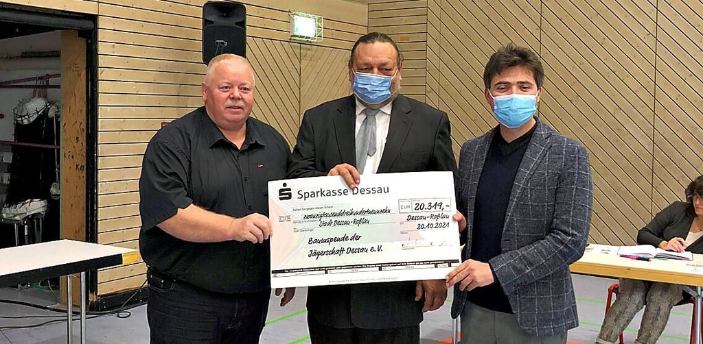 Kreisjägermeister Michael Mitsching (links) hat im Stadtrat den Scheck an Stadtratspräsident Frank Rumpf und Oberbürgermeister Robert Reck (rechts) übergeben.