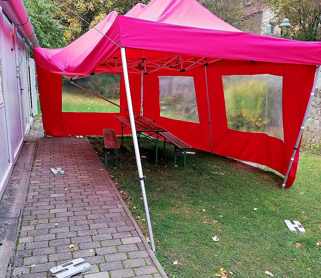 Unbekannte haben die Stangen des Pavillons an der Wärmestube in Halberstadt demoliert.