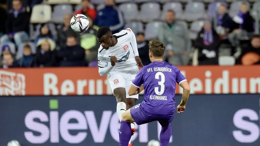 Halles Kebba Badjie ist vor Osnabrücks Florian Kleinhansl am Ball.